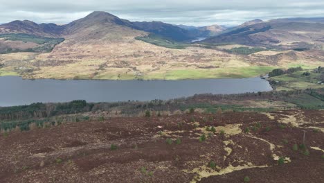 lago venachar vista desde ben gullipen escocia a unas pocas millas de glasgow
