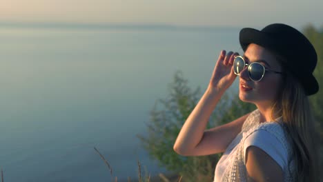 mujer disfrutando de una vista del atardecer junto al lago