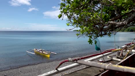 Bote-De-Balancín-Amarillo-Flotando-En-El-Océano-En-Un-Pueblo-De-Pescadores-En-Una-Isla-Tropical-En-Asia