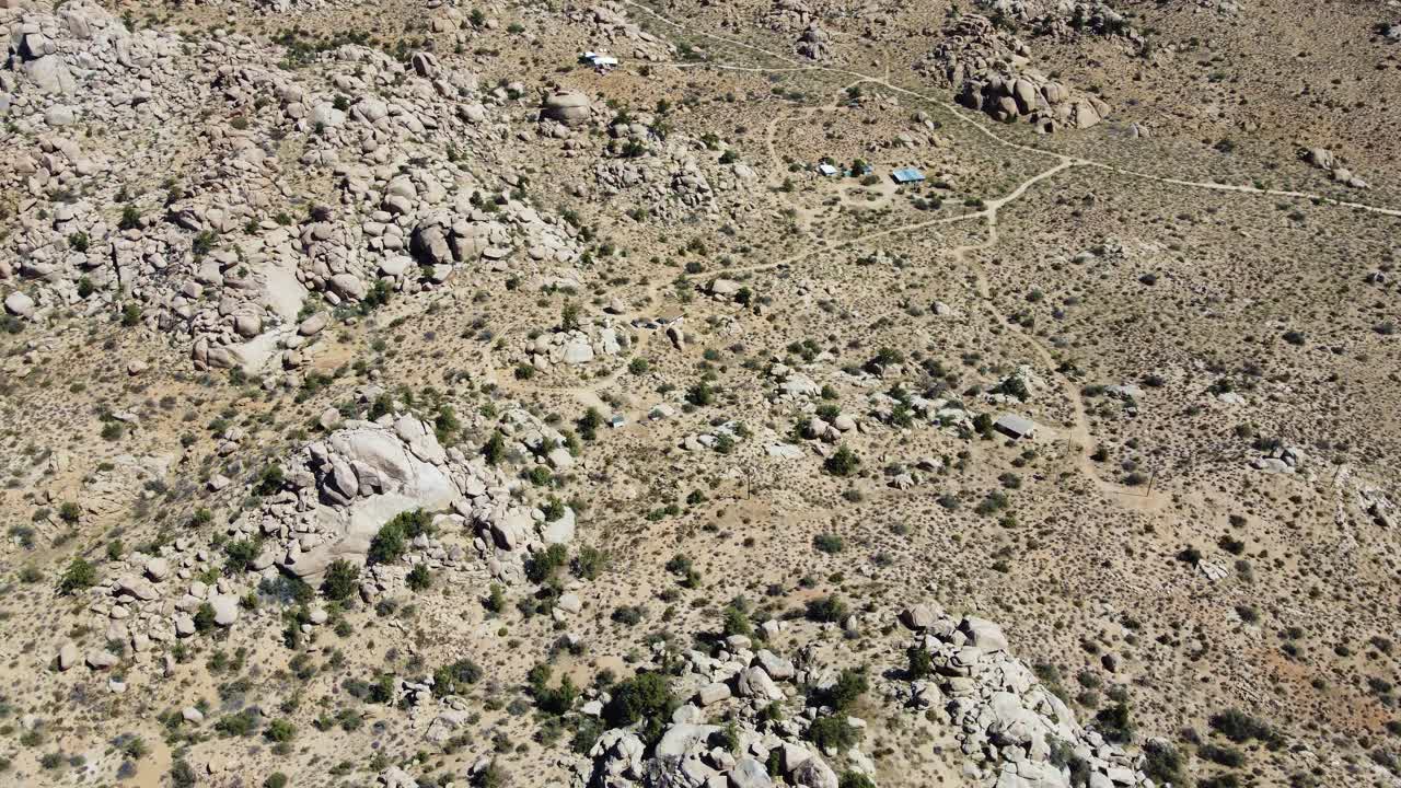 pequeños edificios del desierto en vista de órbita de drones de ángulo alto