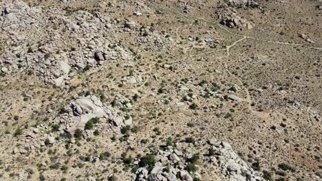 Pequeños-Edificios-Del-Desierto-En-Vista-De-órbita-De-Drones-De-ángulo-Alto