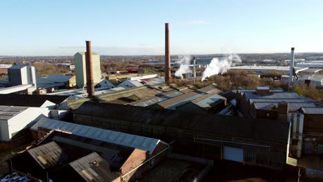 les bâtiments d'entrepôt de l'usine de verre de pilkington vue aérienne surplombant l'usine de fabrication de la ville industrielle