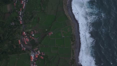 Vista-De-Arriba-Hacia-Abajo-De-La-Isla-De-Flores-Con-Océano-Agitado,-Aérea