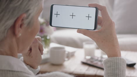 mujer madura teniendo video chat usando teléfono inteligente pantalla verde charlando mirando sorprendido disfrutando de la comunicación móvil en pantalla de llave croma orientación horizontal 4k metraje