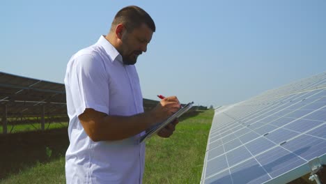 experto masculino comprobando paneles solares
