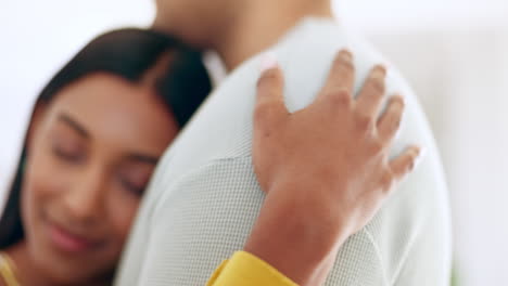 amor, abrazo de pareja y manos en la casa
