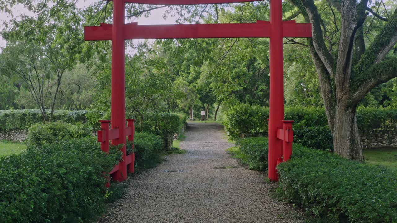 Gå mod den røde indgang til den japanske have, Santo Domingo.