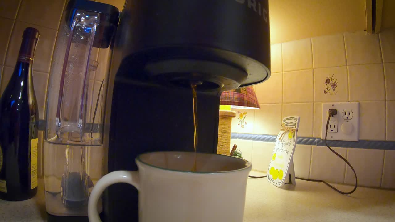 gopro apretado pero amplio disparo de café vertiendo de keurig en taza