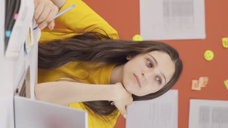 vídeo vertical de una niña pensativa.