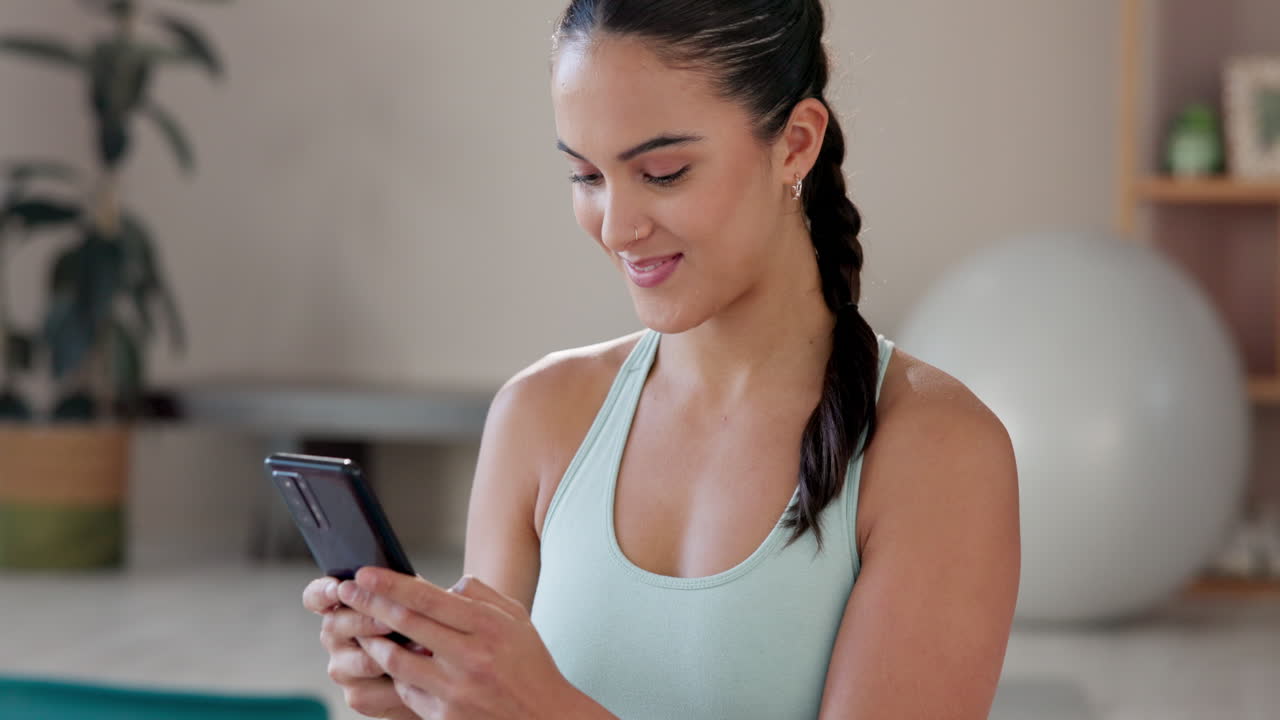 mujer usando teléfono inteligente en el gimnasio