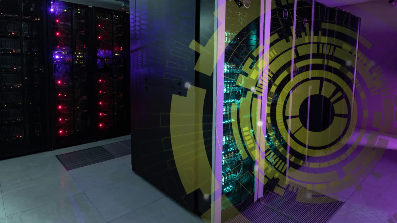 Animazione di uno scanner rotondo giallo che gira su sfondo di sala server di computer