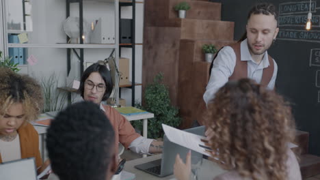 equipo diverso en una reunión