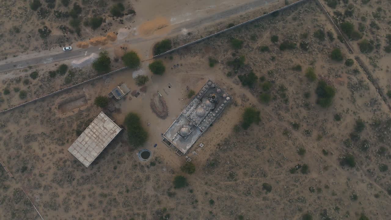 Mistico Tempio di Gori, filmato aereo 4K con drone dell'antico santuario Jain del Sindh.