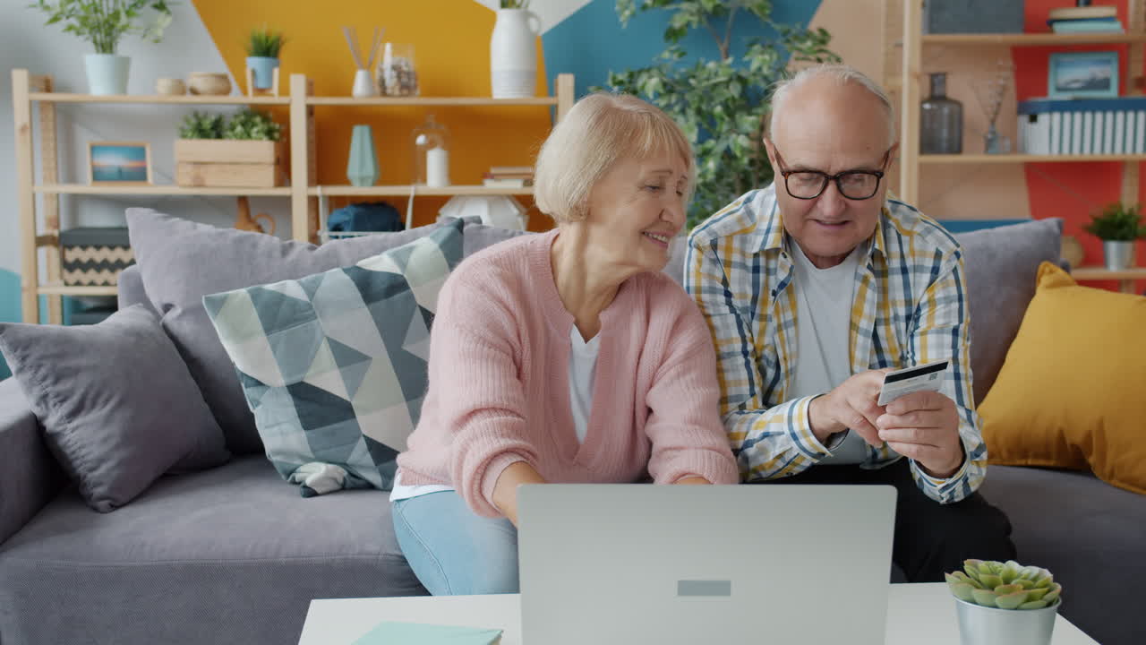 старшая пара делает покупки в интернете