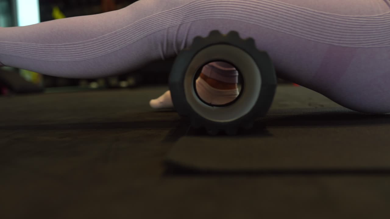 여성 폼 롤링 다리와 구