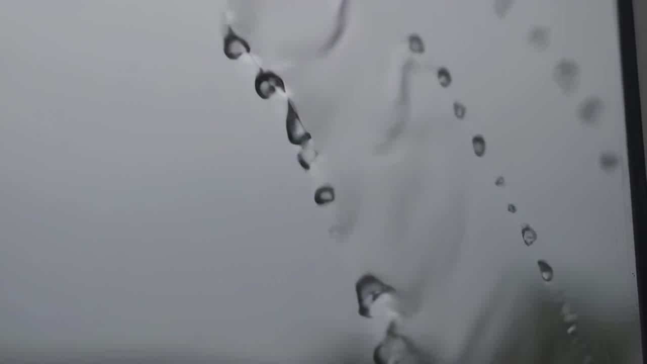 창문에 물방울이 떨어집니다.