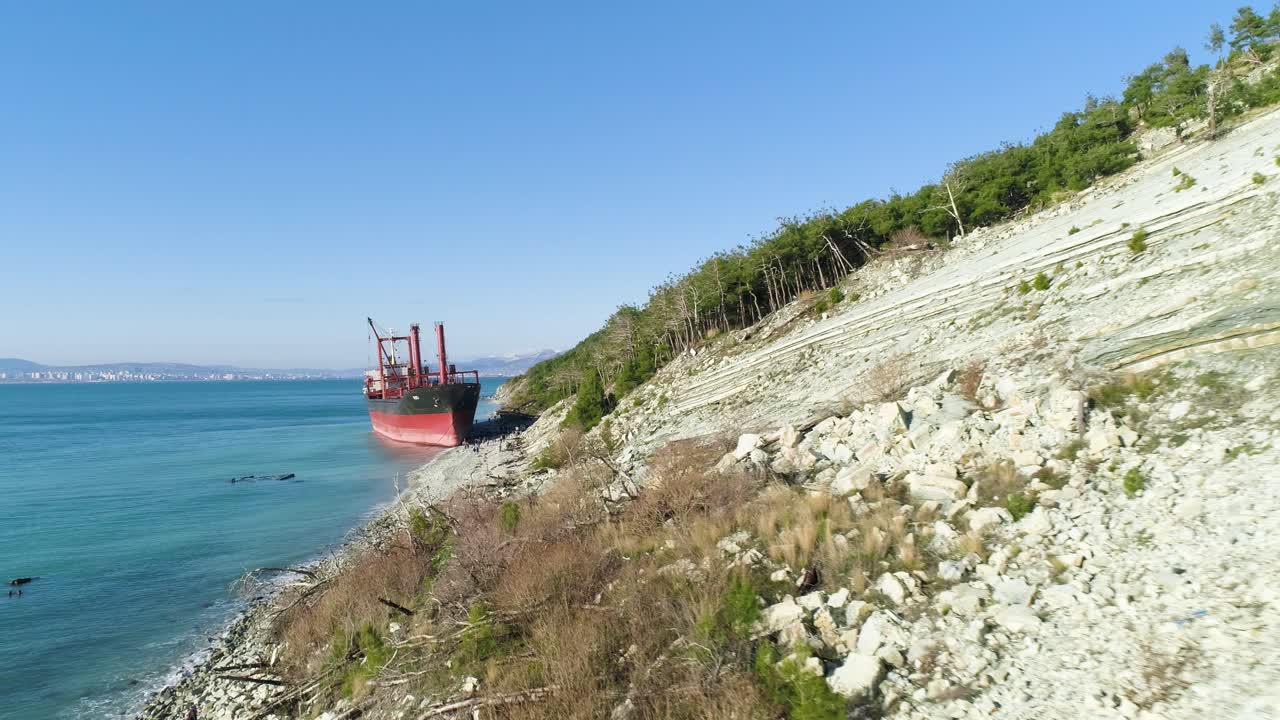 un naufragio abandonado en una costa rocosa