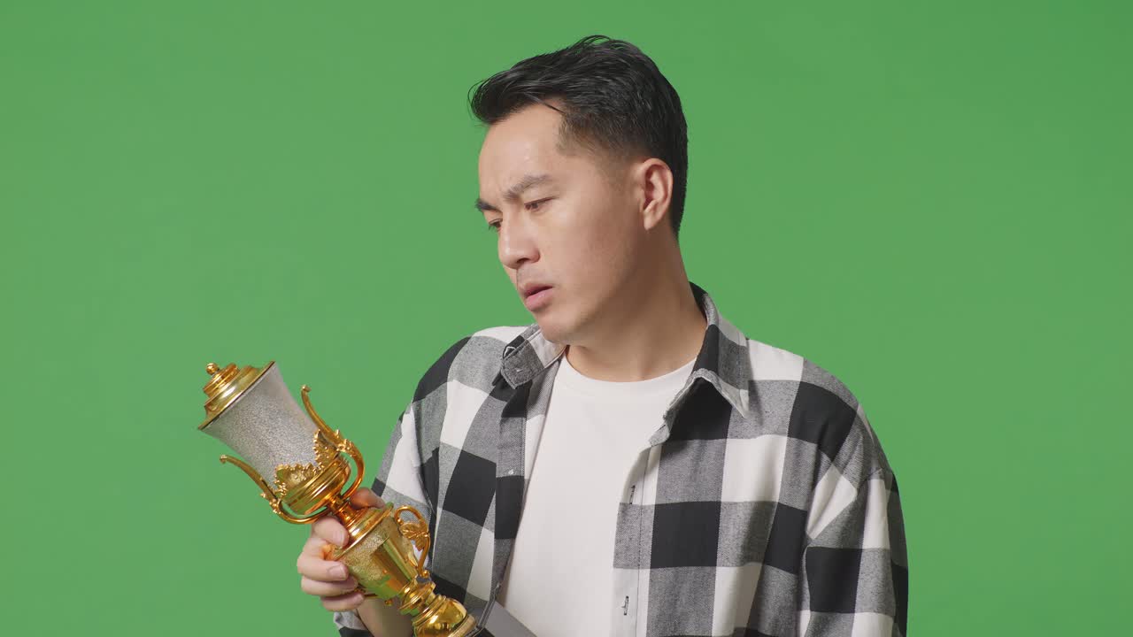 트로피를 들고 있는 남자