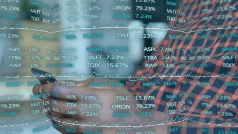 Animación-Del-Procesamiento-De-Datos-Financieros-Sobre-Un-Hombre-De-Negocios-Usando-Un-Teléfono-Inteligente