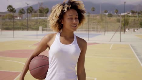 Una-Joven-Atleta-Femenina-Caminando-Con-Baloncesto