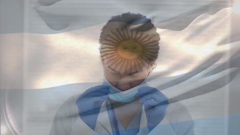 animación de la bandera de argentina con una doctora con guante poniendo una máscara facial