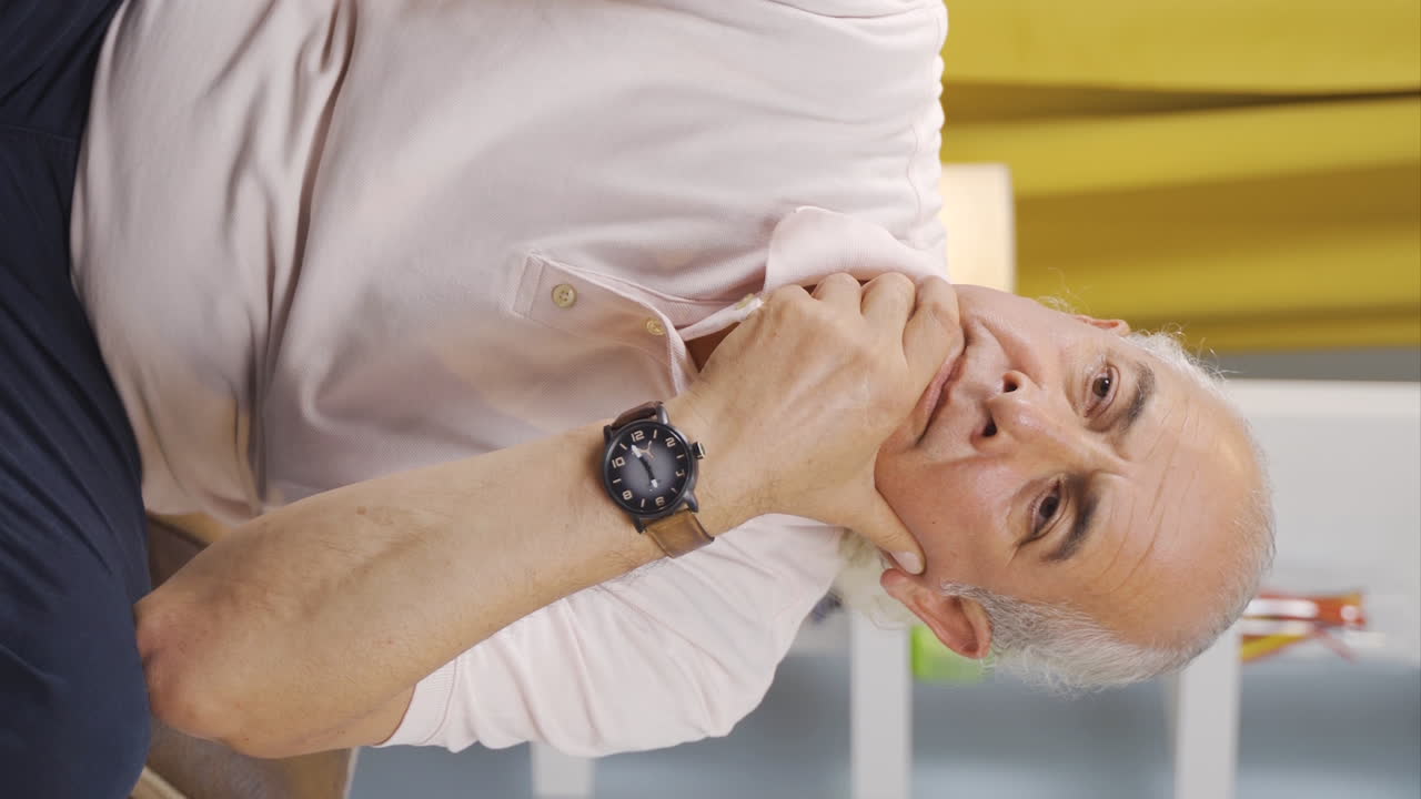 el video vertical del anciano pensativo está mirando afuera.