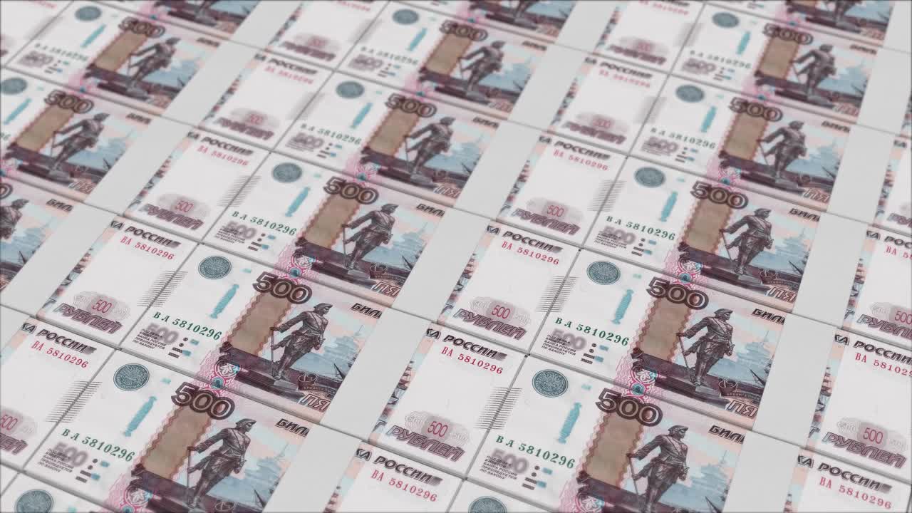 Billetes de 500 rublos rusos siendo impresos por una prensa de billetes