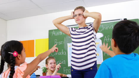 -Schulkinder-Bewerfen-Lehrer-Im-Klassenzimmer-Mit-Papierbällen