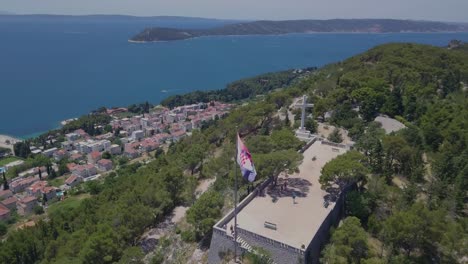 volando alrededor de la bandera mientras se desplaza hacia el mar adriático