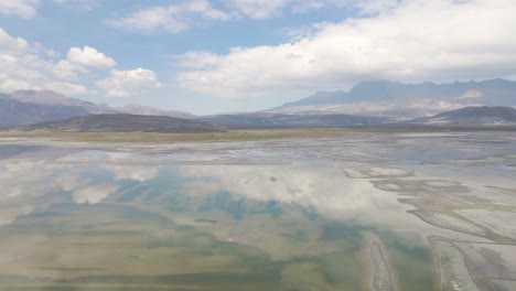 Das-Nationalreservat-Salar-De-Salinas-Y-Aguada-Blanca-Liegt-In-Den-Provinzen-Caylloma-Und-Arequipa-In-Der-Region-Arequipa,-Drohnenaufnahmen