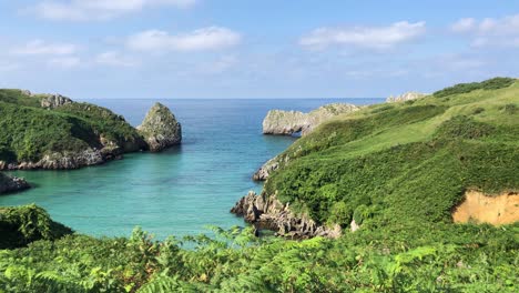 Beautiful-beach-at-high-tide-in-the-north-of-Spain,-in-Cantabria