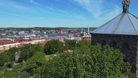 Vista-De-Skansen-Kronan,-Un-Antiguo-Museo-En-El-Distrito-De-Haga-De-Gotemburgo,-Suecia---Drone-Aéreo