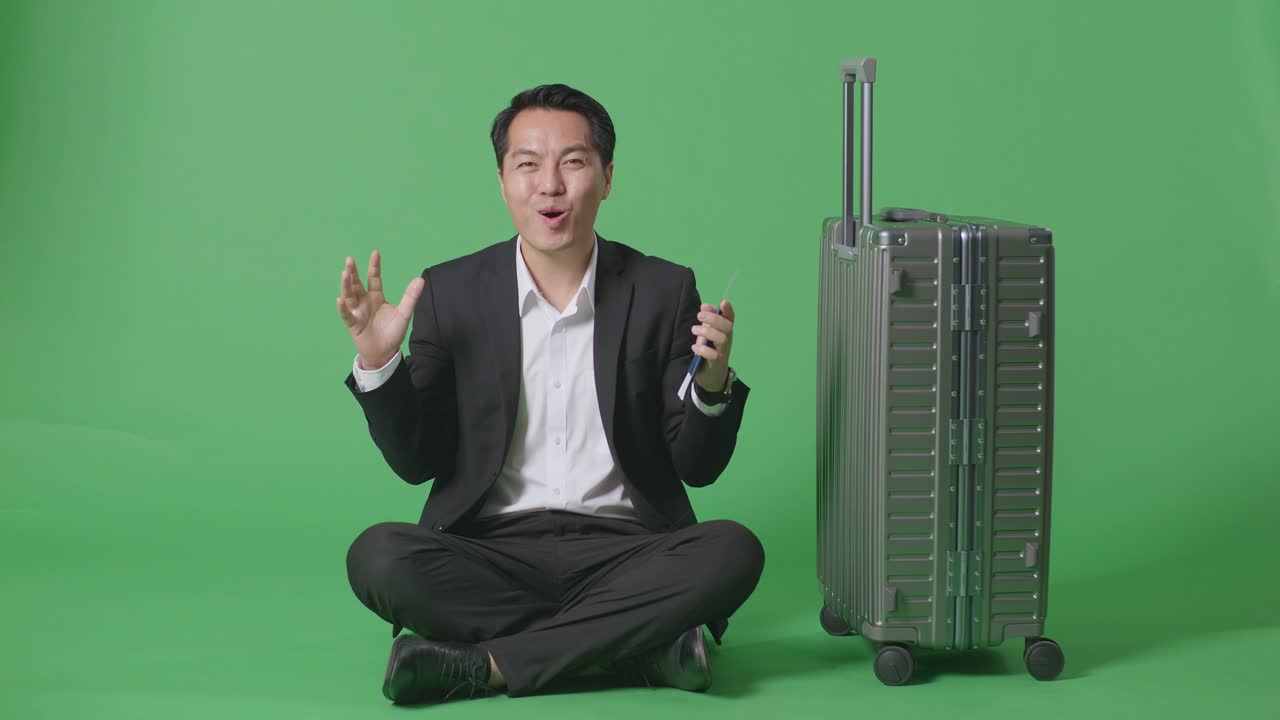 초록색 화면에 수하물과 흥분 표정을 가진 사업가