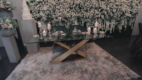 Elegante-Mesa-De-Boda-Con-Fondo-Floral