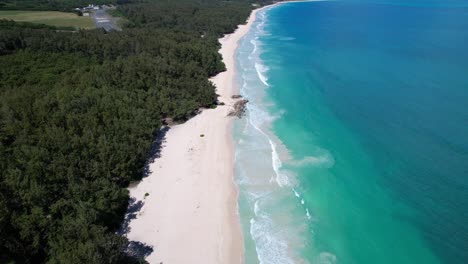 imágenes aéreas a lo largo de la playa de arena blanca con tranquilas aguas turquesas en oahu, hawaii