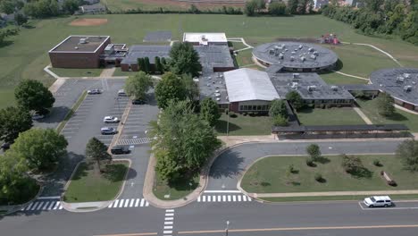 Drone-Volando-Por-La-Escuela-Primaria-Catoctin,-Leesburg-Va