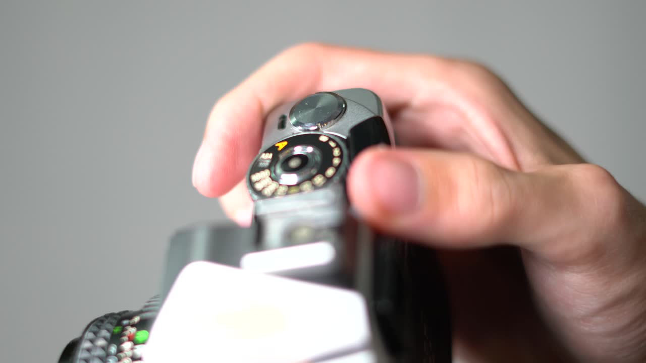 빈티지 실버 아날로그 필름 카메라를 사용한 사진