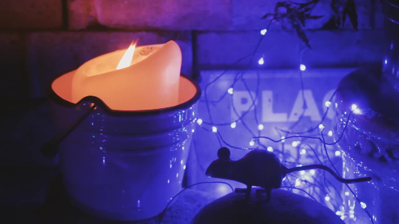 촛불과 연기를 태우는 할로윈 의식 장면에서 작은 마우스 소품, 어린이 친화적인 개념