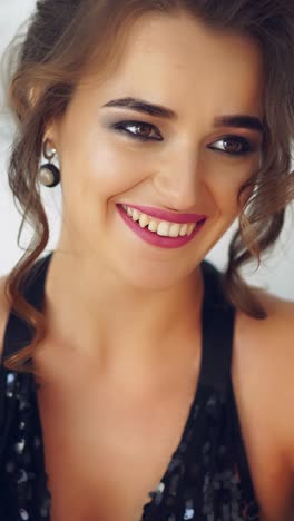 magnífica mujer joven en un lujoso interior clásico