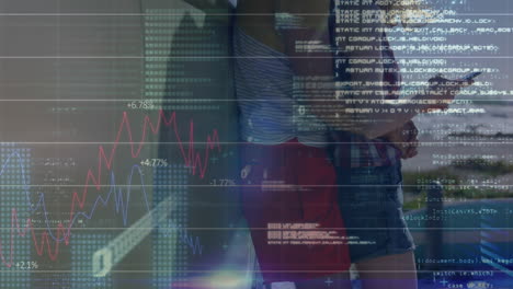 animación del procesamiento de datos financieros sobre una pareja biracial utilizando un teléfono inteligente