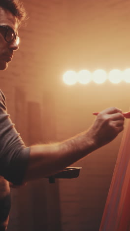 artista pintando un mural