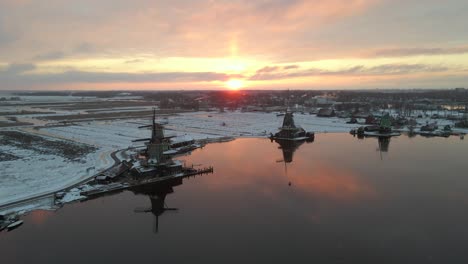 Colores-Perfectos-Para-Un-Amanecer-Mágico-En-Los-Famosos-Molinos-De-Viento-De-Zaanse-Schans-En-Holanda