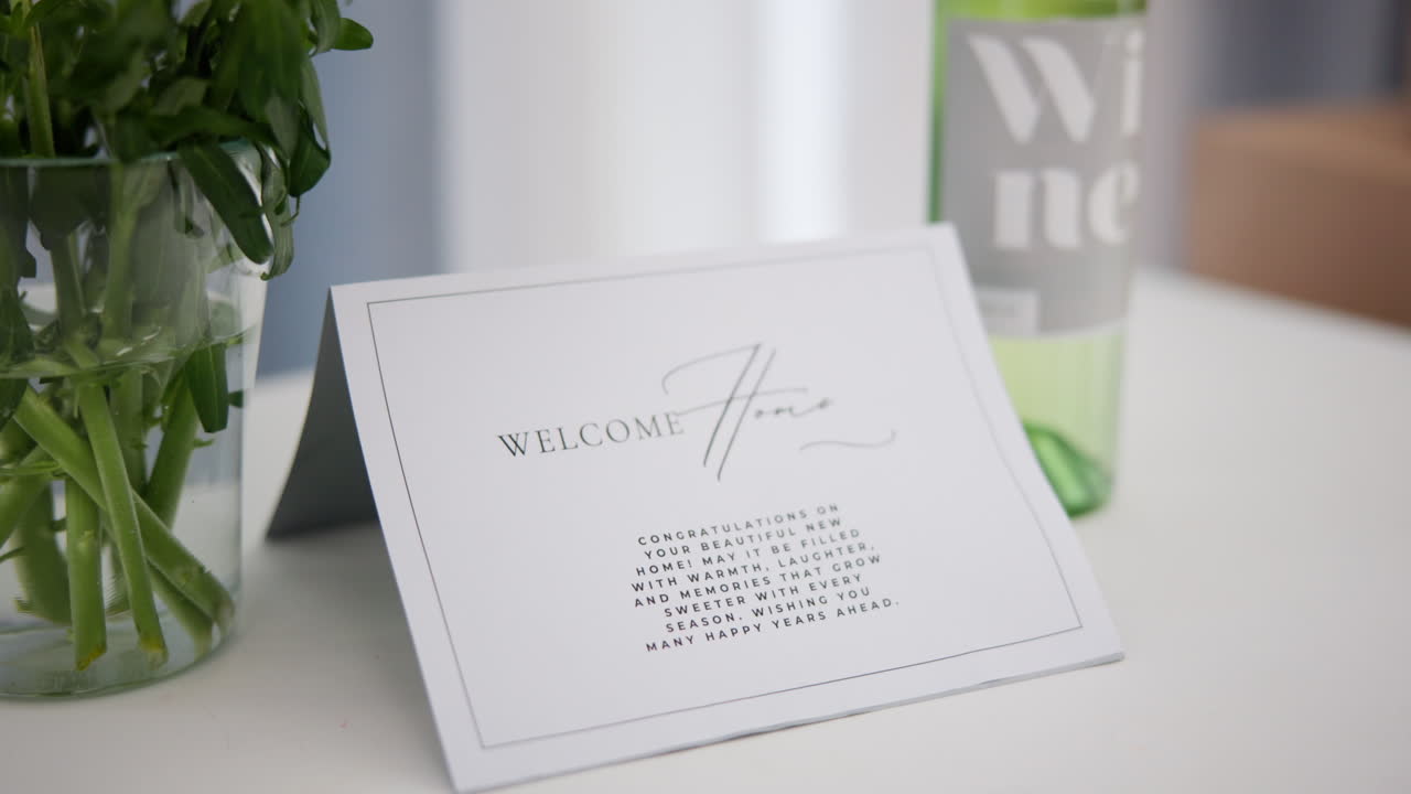 Carte de bienvenue élégante avec une plante et une bouteille de vin