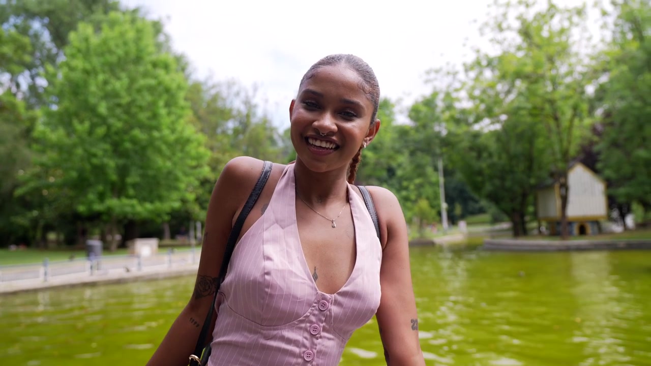 Jovem Mulher Feliz Mandando um Beijo em um Parque