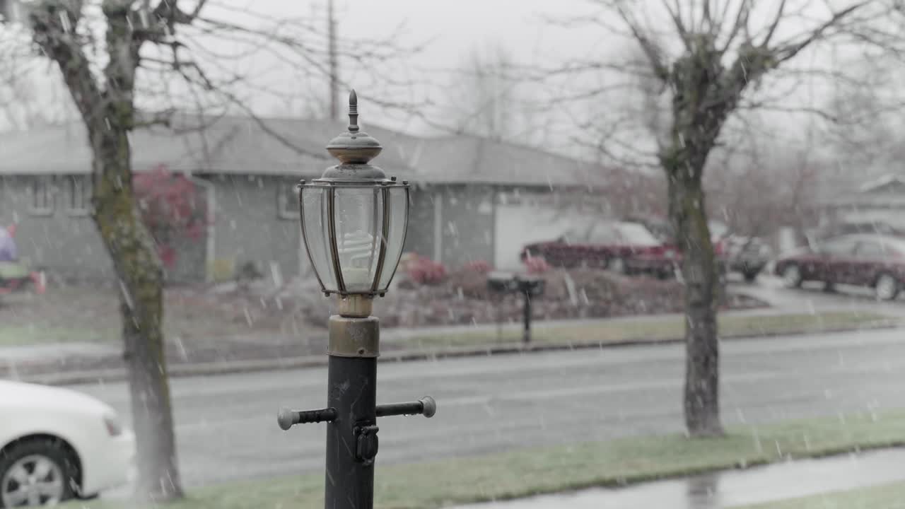 Light Post in the middle of Light Snowfall of a Suburban Neighborhood | 4K