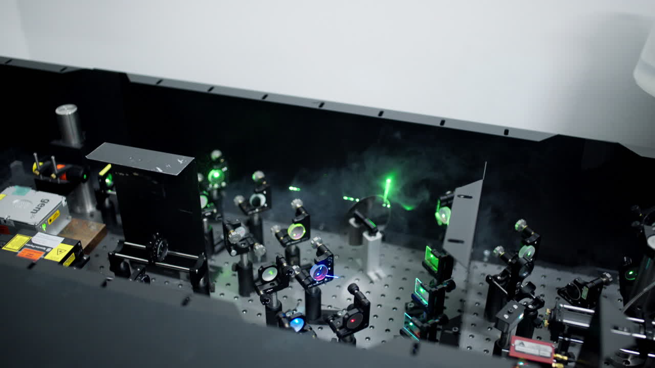 드라이아이스를 사용하여 정확한 과학적 측정에 사용되는 광학 테이블에 레이저 광선을 표시합니다.