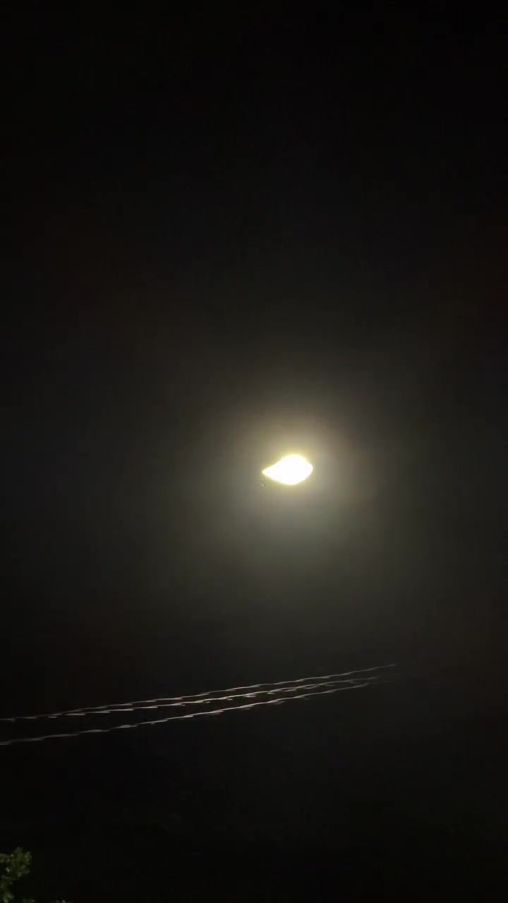 Lys måne skinner på den mørke nattehimmel