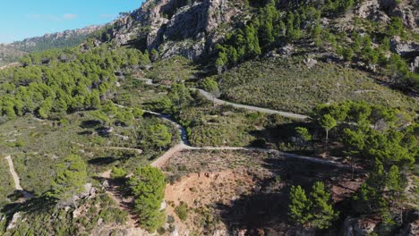 vista aérea de la costa rocosa de las montañas mediterráneas en mallorca