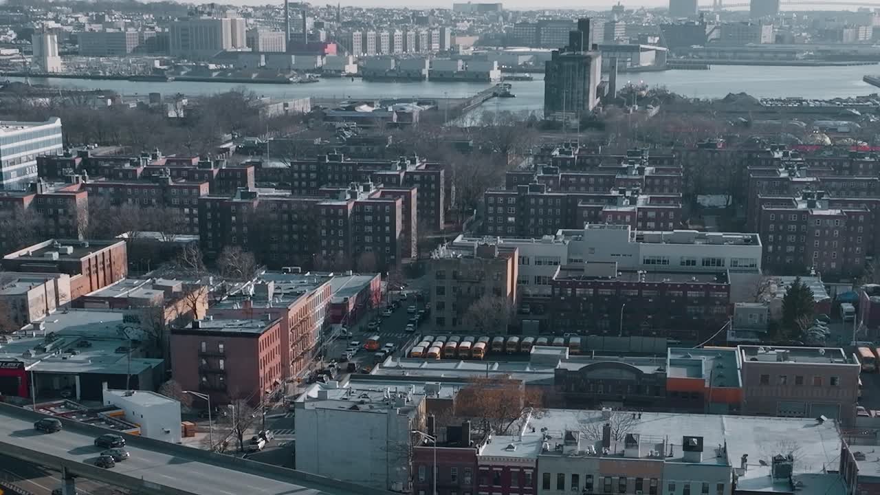 Pohled na budovy a přístavní oblast v New Yorku za denního světla