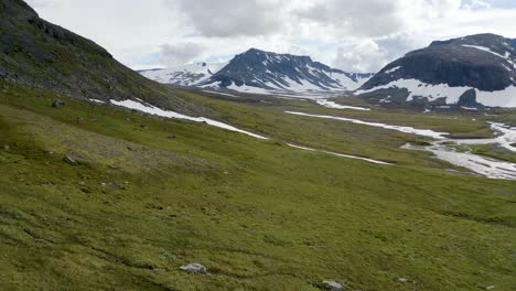 picos nevados de las montañas sylarna
